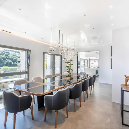 Luxurious 5br 10p With Terrace Apartment