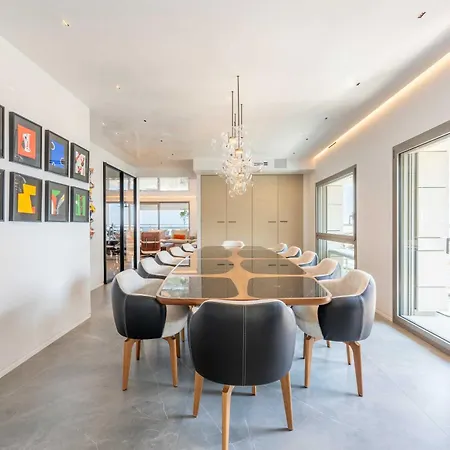 Luxurious 5br 10p With Terrace Apartment