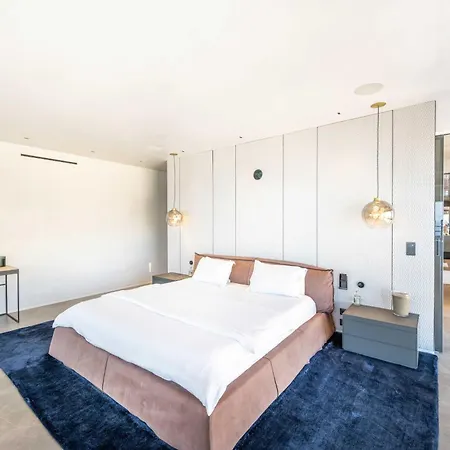 Luxurious 5br 10p With Terrace